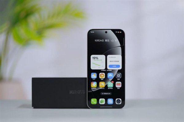 融易富配资 2K档最强性能！真我GT8评测：越级挑战的骁龙8至尊版